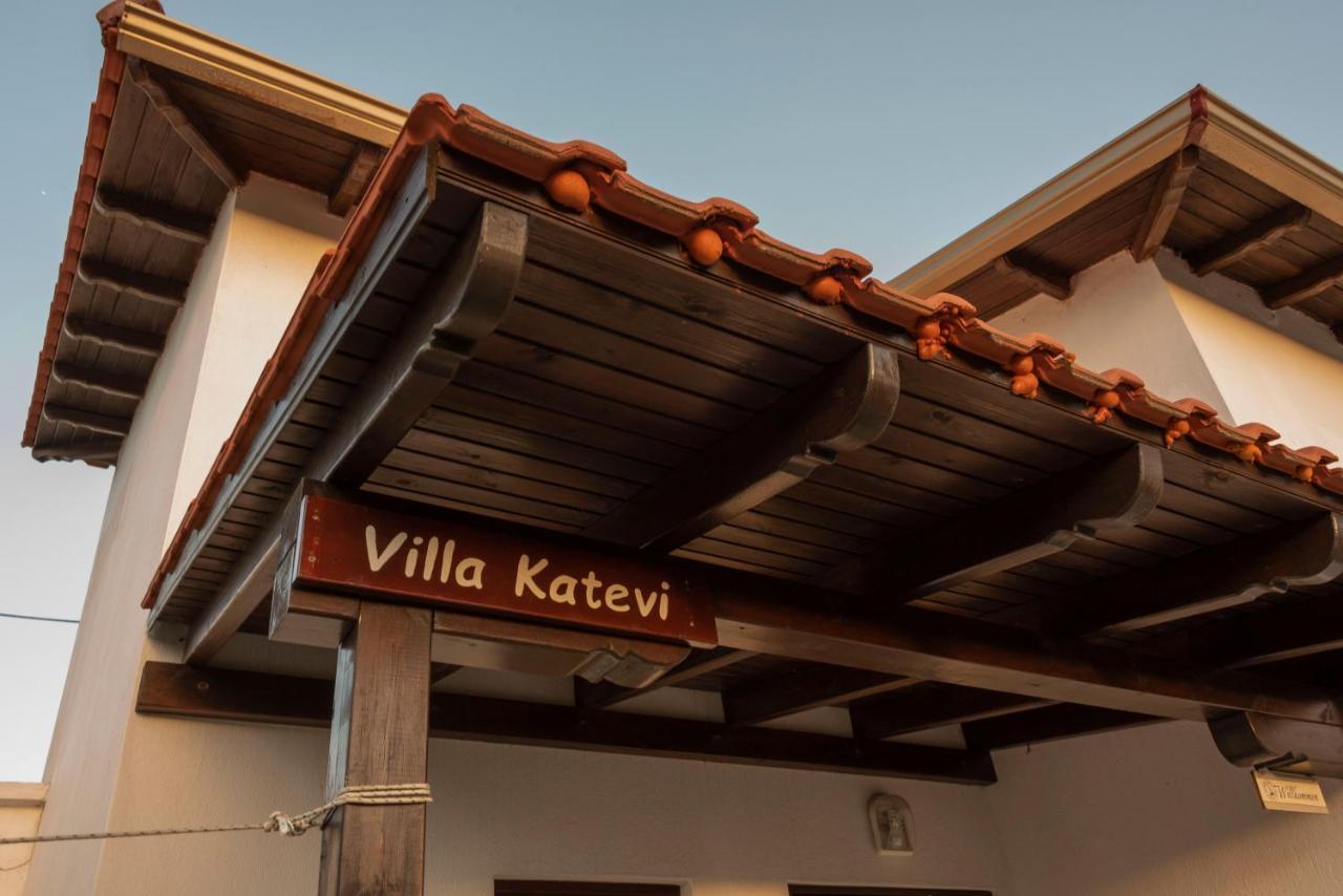 Katevi Luxury Seafront Villa Ієрісос Екстер'єр фото